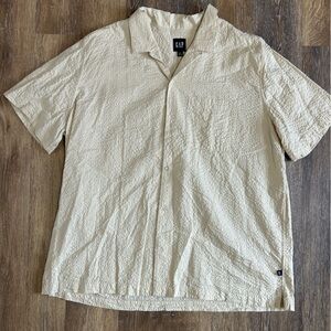 GAP Men’s Short Sleeve Cream Button-Down Seersucker Shirt